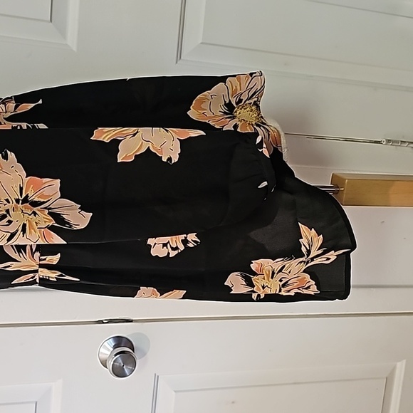 DR2 Women's black Floral design blouse. Long sleeves.  HI/LO. Size small. - Picture 5 of 9
